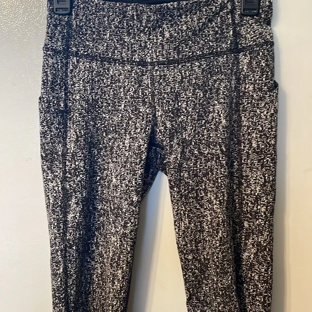Lululemon Size 4 Black White Crop‎ Leggings Like New